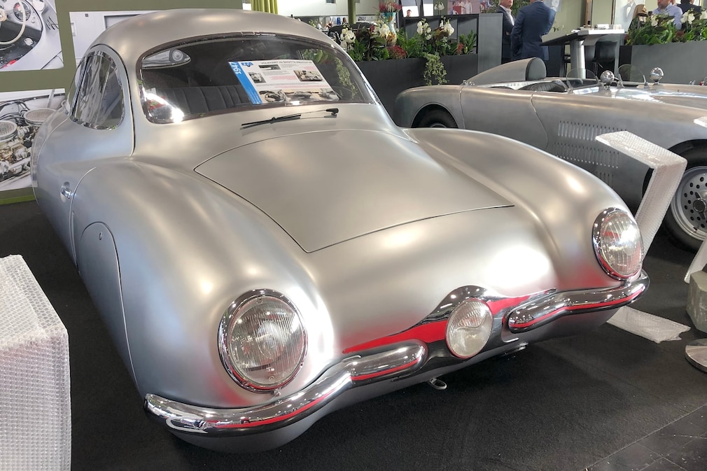 Volkhart V2 Sagitta stehend schräg von vorn auf dem Techno Classica Salon Dortmund 2026