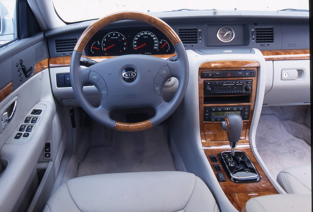 Cockpit vom Kia Opirus 3.5 V6
