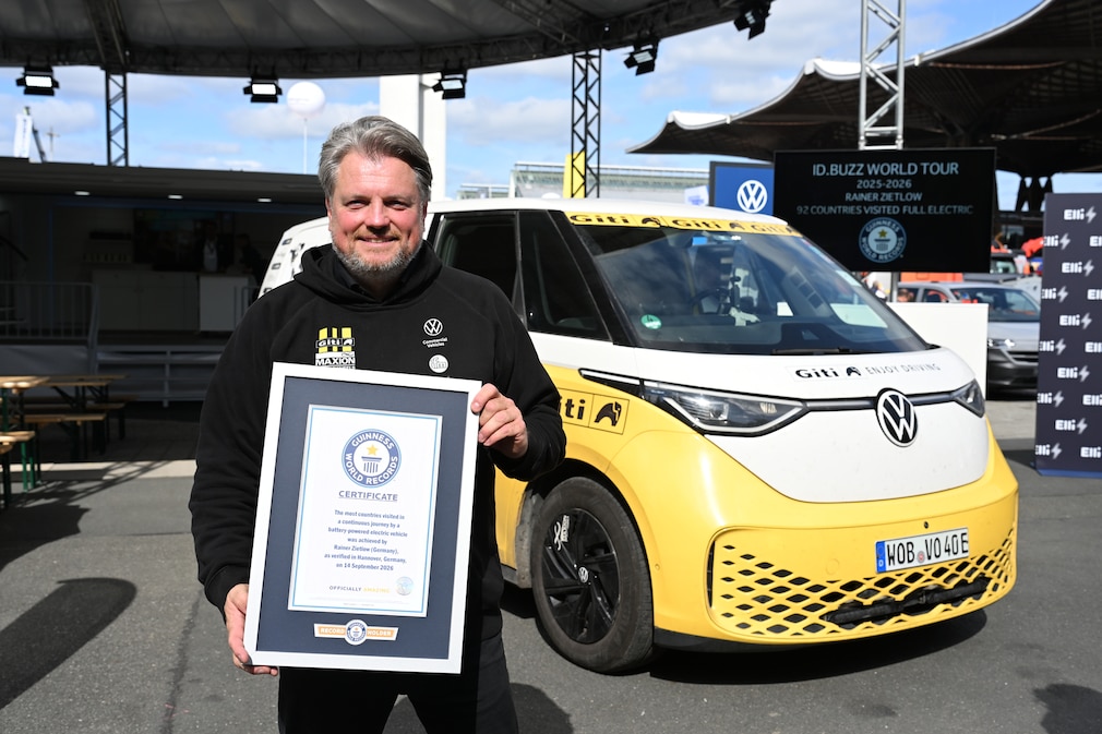 Rainer Zietlow mit seiner Guiness-Weltrekord-Urkunde vor dem gelben VW ID.Buzz.