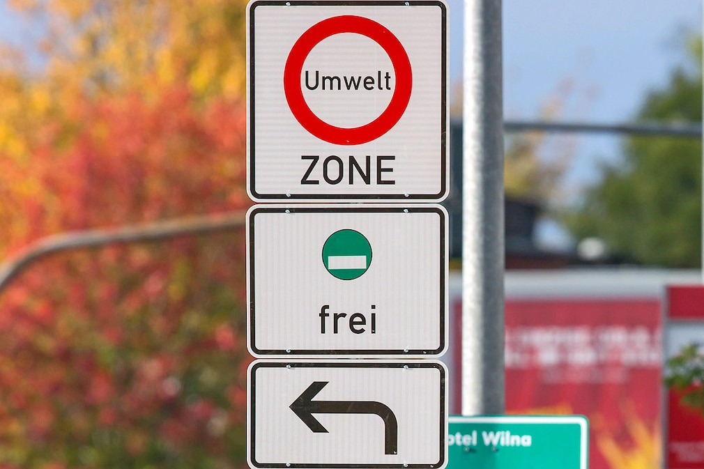 Maik Wenke montiert am 13.11.2012 in Erfurt ein Verkehrsschild für eine Umweltzone