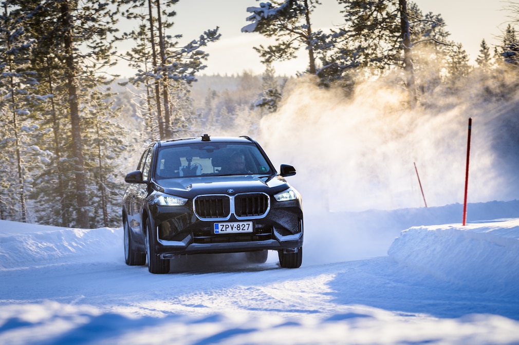 BMW X1 fährt durch Parcous auf Schnee.