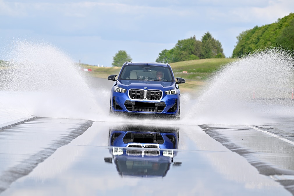 BMW X1 beim Aquaplaning
