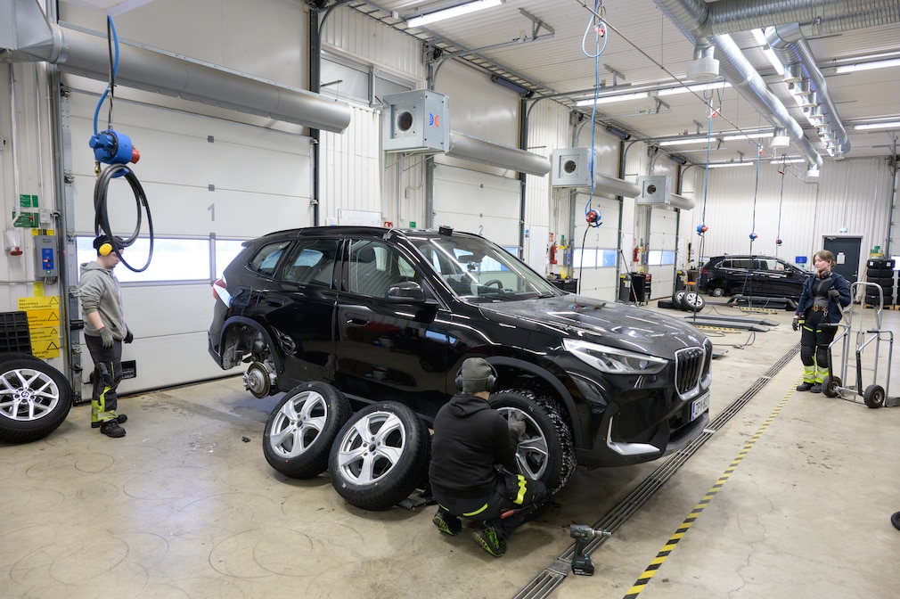 BMW X1 in einer Werkstatt beim Reifenwechsel