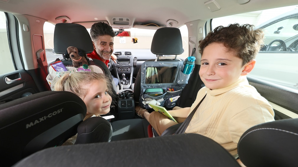 Aufmacher mit Redakteur, 2 Kindern und Auto-Rücksitzorganizern