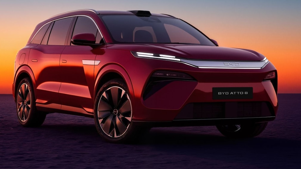 BYD Atto8 steht im Sonnenuntergang in der Wüste.