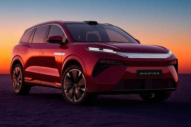 BYD Atto8 steht im Sonnenuntergang in der Wüste.