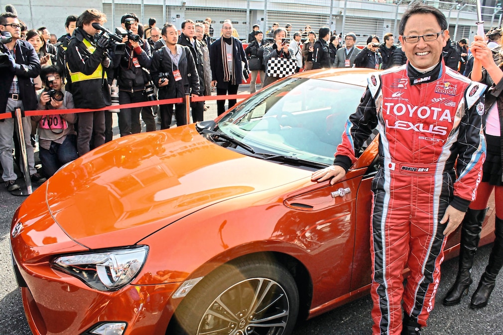 Akio Toyoda 2011 am Rennwagen Toyota GT86