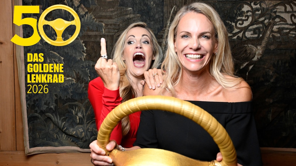 Andrea Kaiser mit gerecktem Mittelfinger, Carolin Hulshoff Pol, Logo 50 Jahre Das Goldene Lenkrad