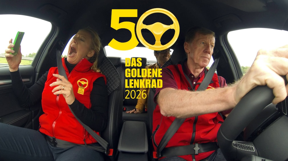 Barbara Schöneberger mit angstverzerrtem Gesicht auf dem Beifahrersitz neben dem fahrenden Walter Röhrl