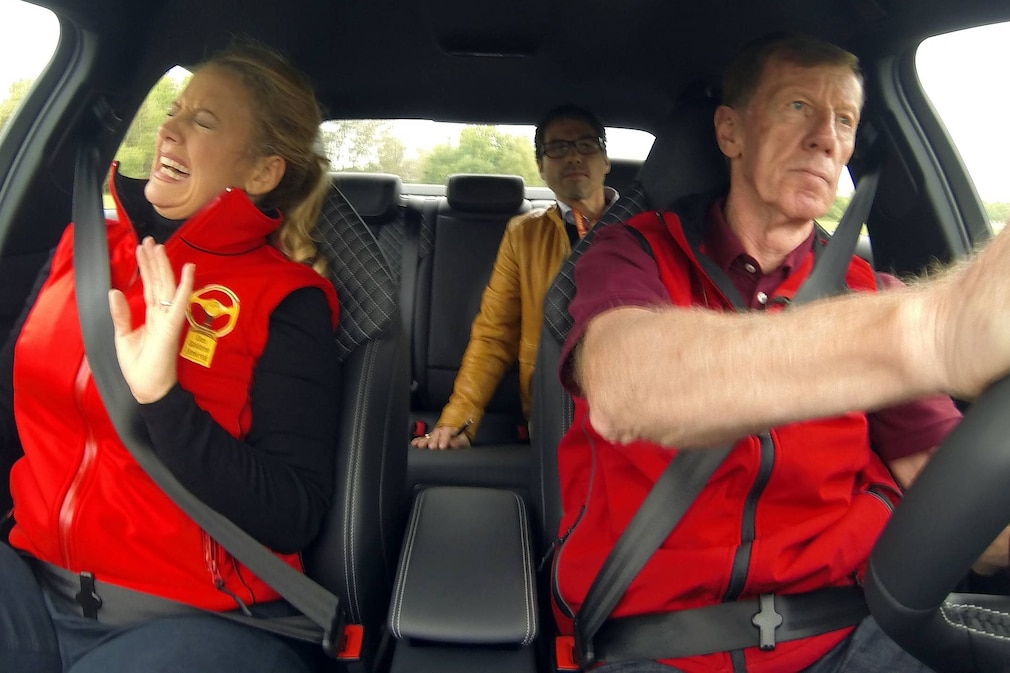 Barbara Schöneberger mit angstverzerrtem Gesicht auf dem Beifahrersitz neben dem fahrenden Walter Röhrl