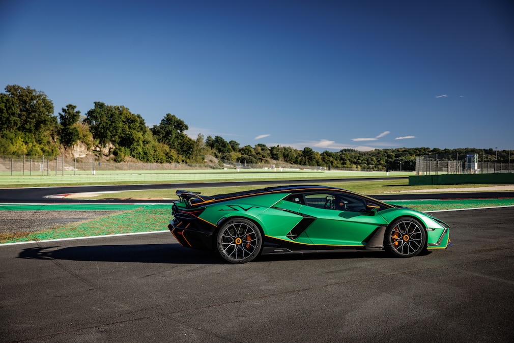 Lamborghini Revuelto SV