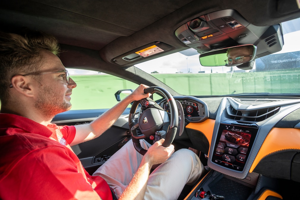 Lamborghini Revuelto SV