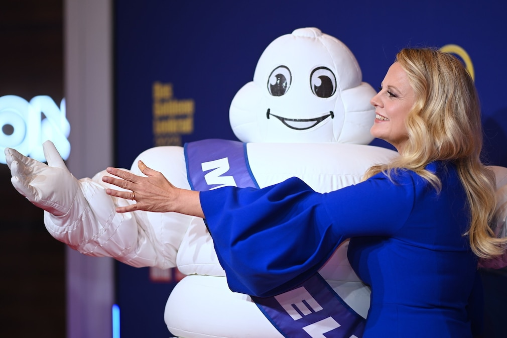 Barbara Schöneberger tanzt mit einem Bibendum (Michelin-Männchen)