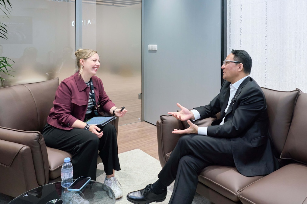 Lena Trautermann im Gespräch mit Clifford Kang.