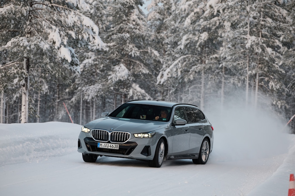 5er BMW in Schneelandschaft