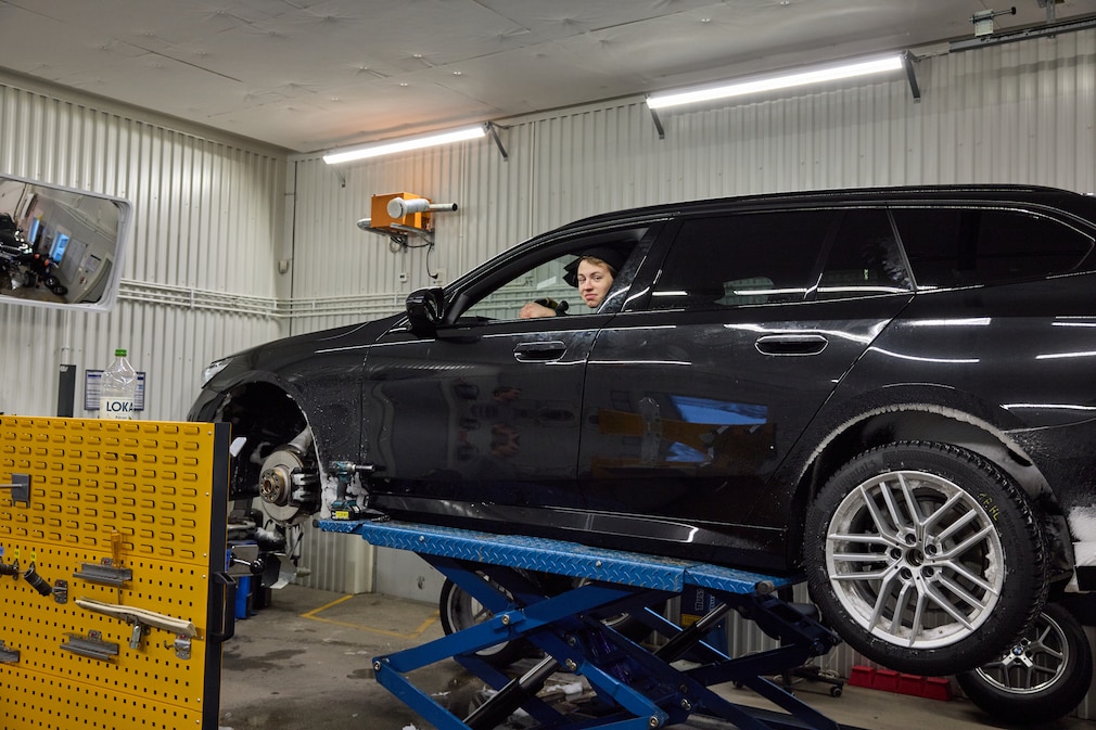 BMW 5er auf Hebebühne beim Reifenwechsel