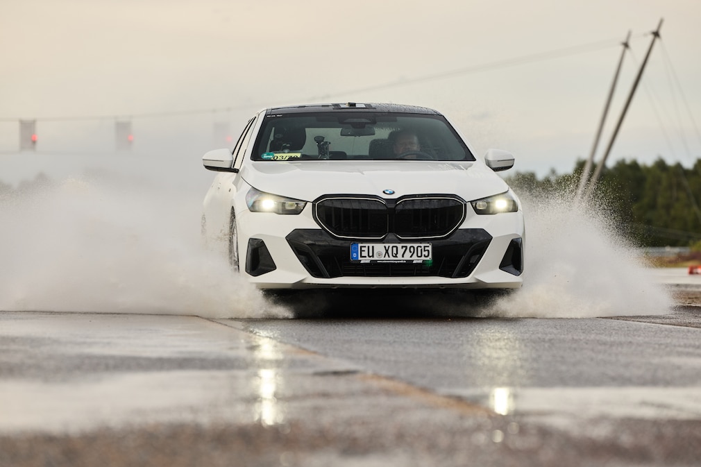 BMW 5er bei Durchfahrt Aquaplaningbecken