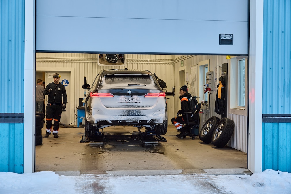 Verschneiter 5er BMW in Werkstatt