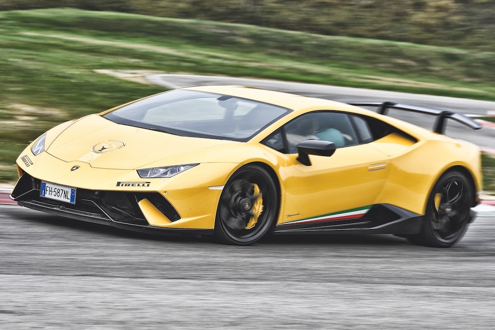 Gelber Lamborghini Huracan fahrend schräg von vorn über Curbs