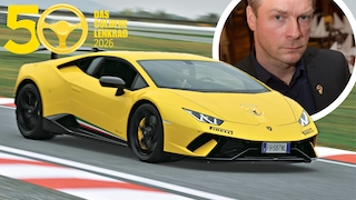 Lamborghini Huracan fahrend schräg von vorn, dazu Porträt von Hinnerk Schönemann mit Logo Das Goldene Lenlrad am Revers