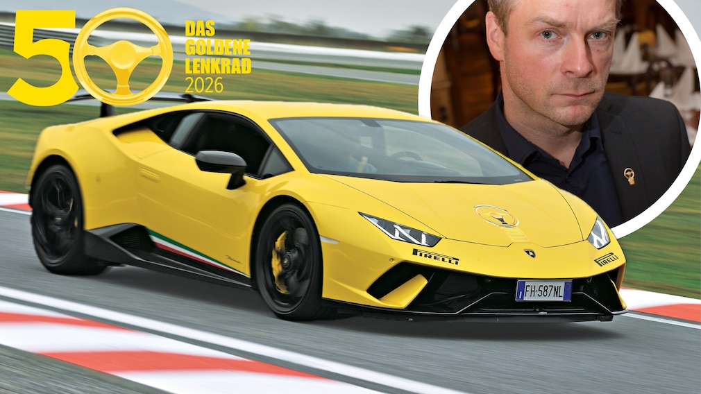 Lamborghini Huracan fahrend schräg von vorn, dazu Porträt von Hinnerk Schönemann mit Logo Das Goldene Lenlrad am Revers