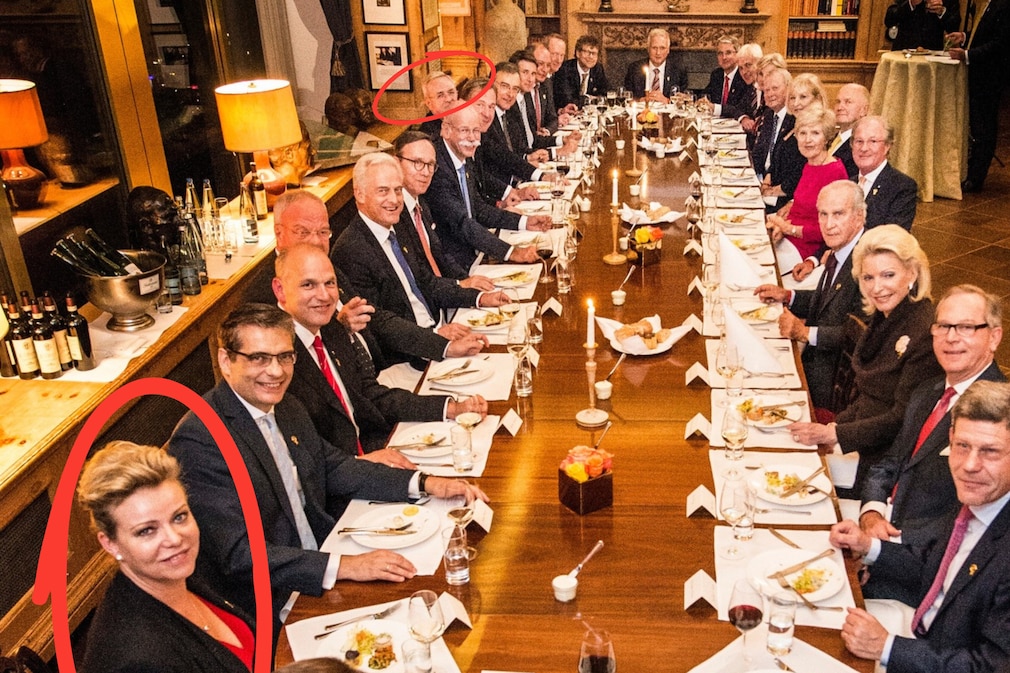 Abendessen an der langen Tafel mit den Gewinnern des Goldenen Lenkrads 2013, u.a. mit Martin Winterkorn und Marion Horn