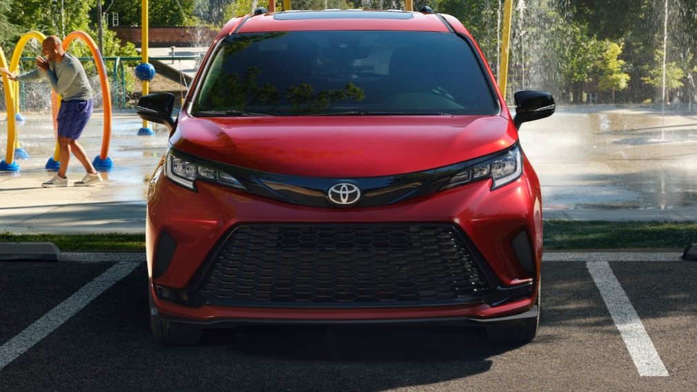 Roter Toyota Sienna in Frontalaufnahme.