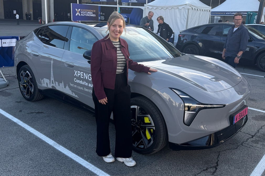 Lena Trautermann vor dem XPeng L03