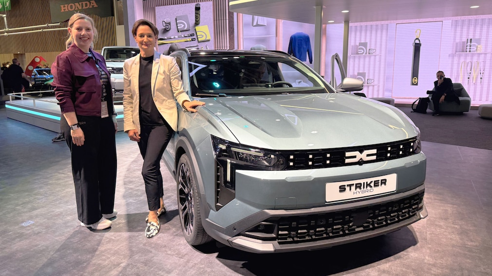 Katrin Adt (r.) und Lena Trautermann am Dacia Striker