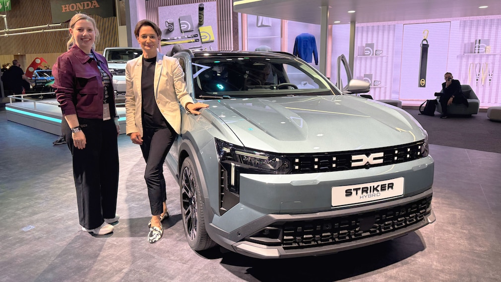 Katrin Adt (r.) und Lena Trautermann am Dacia Striker