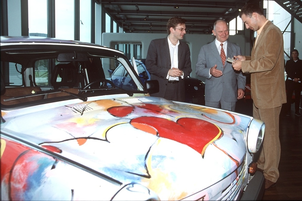 Im März 2002 übergab Ferdinand Piëch dem Moderator Kai Pflaume in Wolfsburg einen bemalten Trabant 1.1 Universal. Mit dabei: Claus Strunz, Chefredakteur der BILD am SONNTAG.