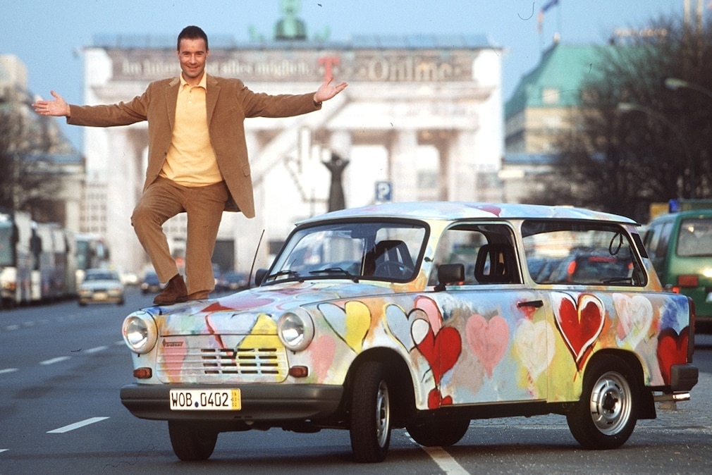 Kai Pflaume mit seinem Trabant 1.1 Universal 2002 vorm Brandenburger Tor