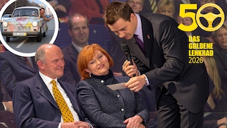 Verleihung Goldenes Lenkrad 2001: Kai Pflaume zeigt Ferdinand Piech und Louise Piech seinen Trabant-Bestellschein; dazu Foto von Kai Pflaumes Trabant 1.1 Universal