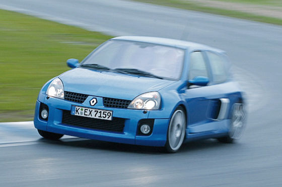 Imposantes Heck: breite Backen, Doppelrohr-Auspuff. Der Clio V6 ist zwar kein Leichtgewicht (1475 Kilogramm), rennt aber in weniger als sechs Sekunden auf 100 km/h.