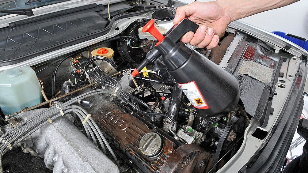 Von Autoteilen. Auto waschen Reinigung Motor. Reinigung mit Dampf