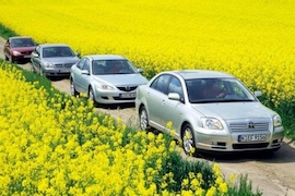 Vier Mittelklasse-Limousinen mit Diesel