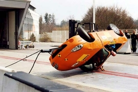 Cabrios im "Rollover"-Crashtest
