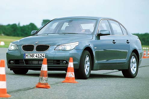 Bis 0,3 g Querbeschleunigung, also flottere Kaffeefahrt, unterdrücken die aktiven Stabis jedes Wanken. Darüber geben sie nach. Der Elch? Im Fünfer keine Frage.