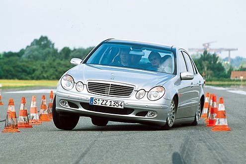 Der E 320 taucht tief, aber sicher in die Federn, wankt mehr als der BMW.