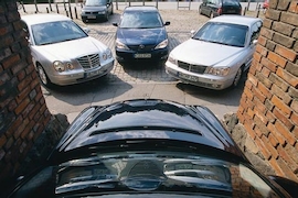 Drei Asiaten gegen die E-Klasse