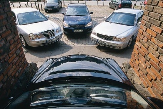 Drei Asiaten gegen die E-Klasse