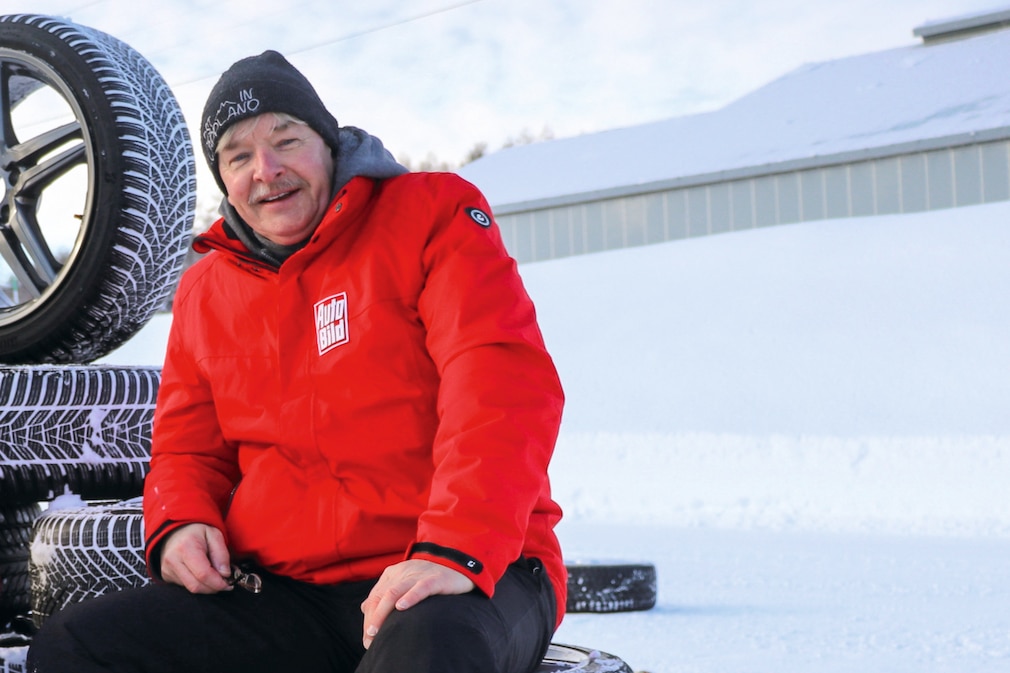 Dierk Möller, Dierk Möller-Sonntag in AUTO BILD-Jacke im Winter bei Schnee