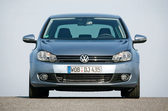 Golf IV für Golf III: Hellas Bestseller macht aus dem Golf-III- ein Golf IV-Gesicht. Etwas streifiges Licht, wenig Reichweite. Preis: 254 Euro.