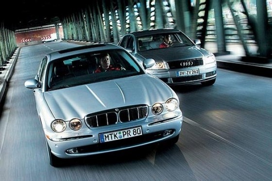 Audi A8 4.2 quattro gegen Jaguar XJ8 4.2