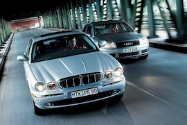 Audi A8 4.2 quattro gegen Jaguar XJ8 4.2