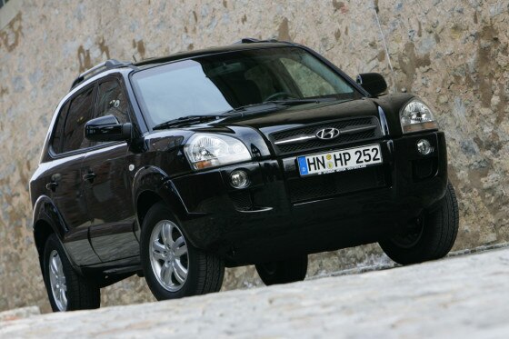 Gehört auch zum "Team 08": der Tucson (2.0 Benziner/141 PS) mit Klimaautomatik, dunklen Scheiben und Leder-Applikationen. Preis: ab 26.990 Euro.
