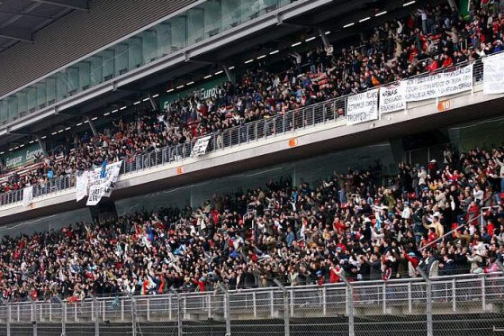 Bei den Tests in Barcelona flogen Gegenstände in Richtung Mercedes-Box, und die Schmährufe der Zuschauer waren unüberhörbar rassistisch.