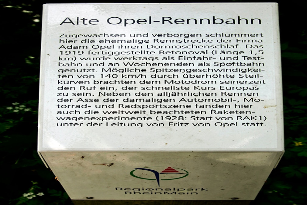 Hinweisschild alte Opel-Rennbahn