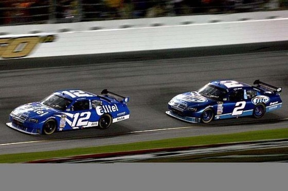 Ryan Newman vor Kurt Busch, Penske Dodge