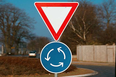 Der Kreis hat Vorfahrt, auch ohne Schild. Einfahrt ohne Blinken, Ausfahrt mit Blinken.